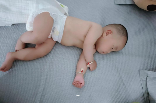 南通宝宝胳膊上起红疙瘩